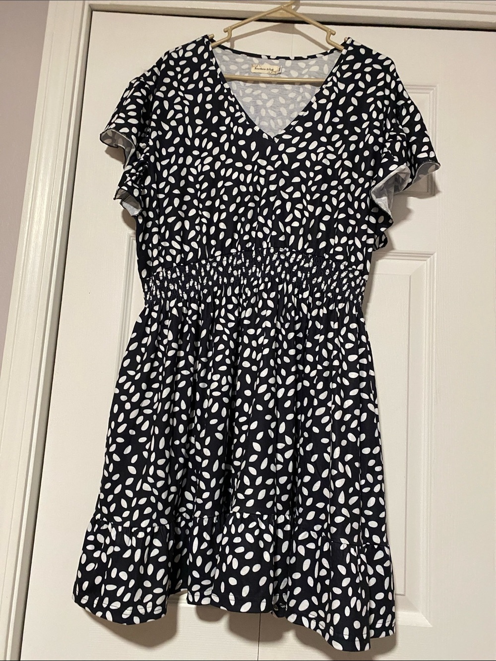 Women’s black and White Leaf Print Dress.